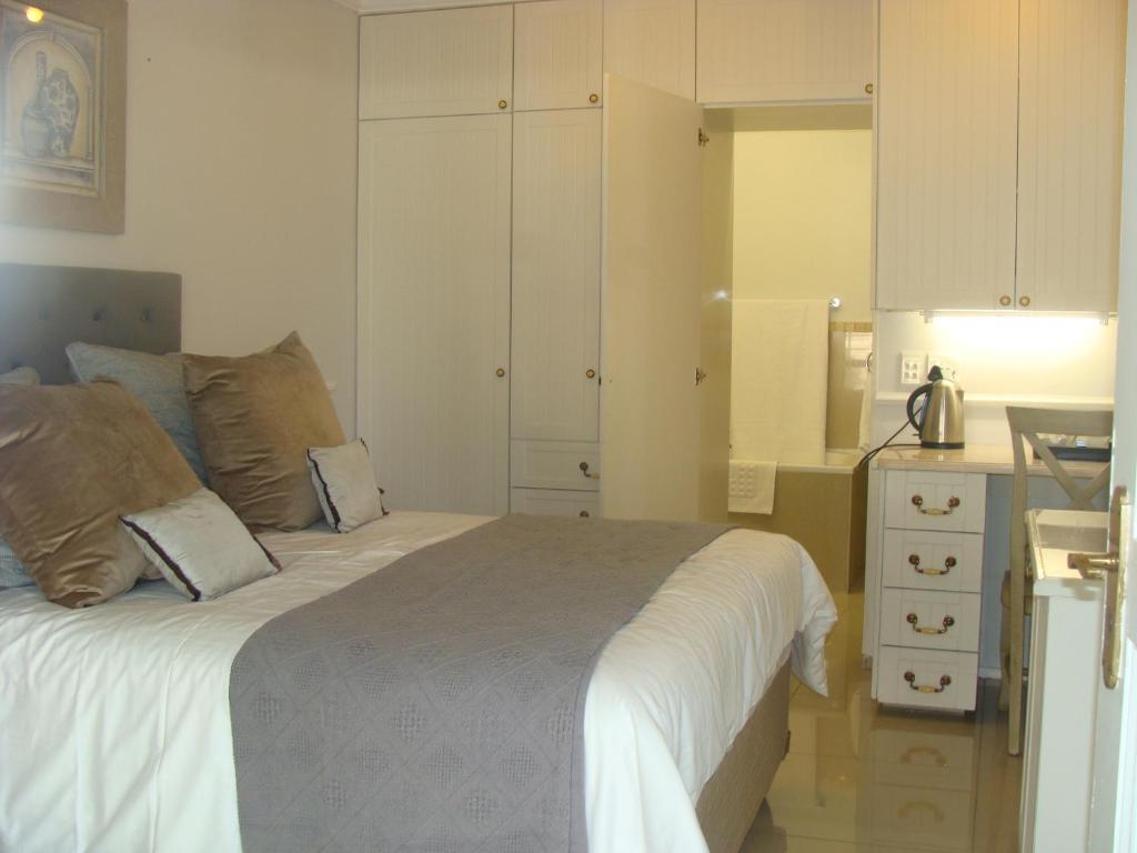 SandtonLonehill - Standard 2 Guest Studio Suite 2的一间带大床的卧室和一间厨房