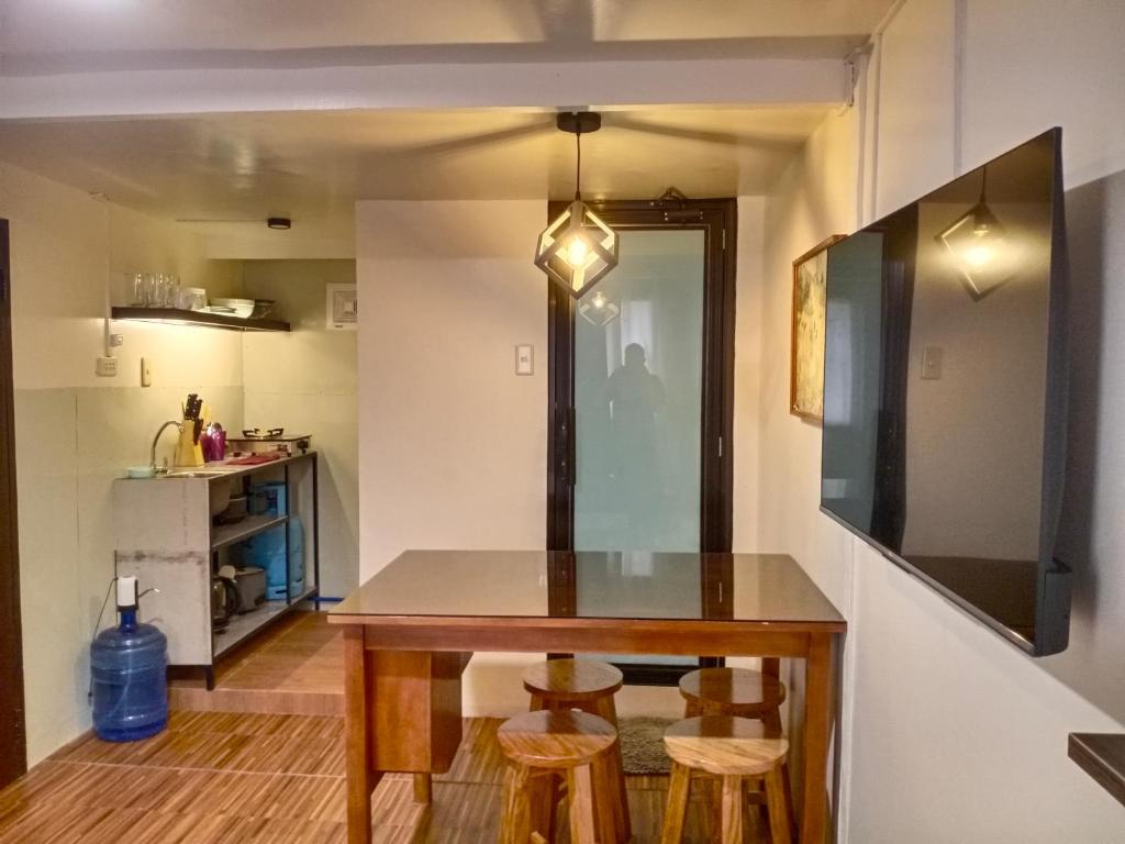 武端市Z&J Transient Pad的一个带桌子和凳子的小厨房