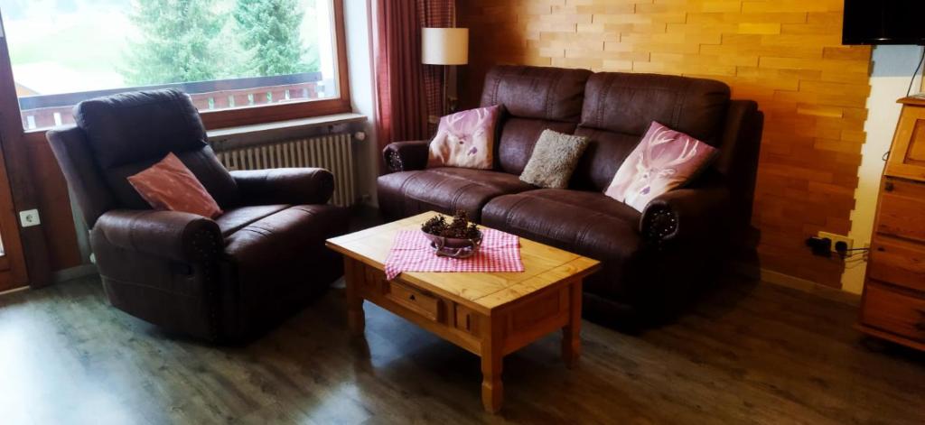 米森-维尔哈姆斯Ferienwohnung Alpenfreude的客厅配有真皮沙发和茶几