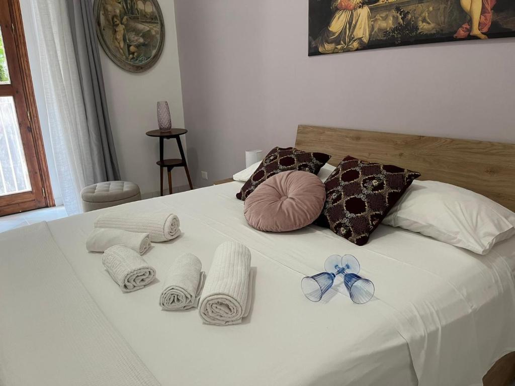 卡塔尼亚GL Golden City Apartments的一张带毛巾和弓的白色床