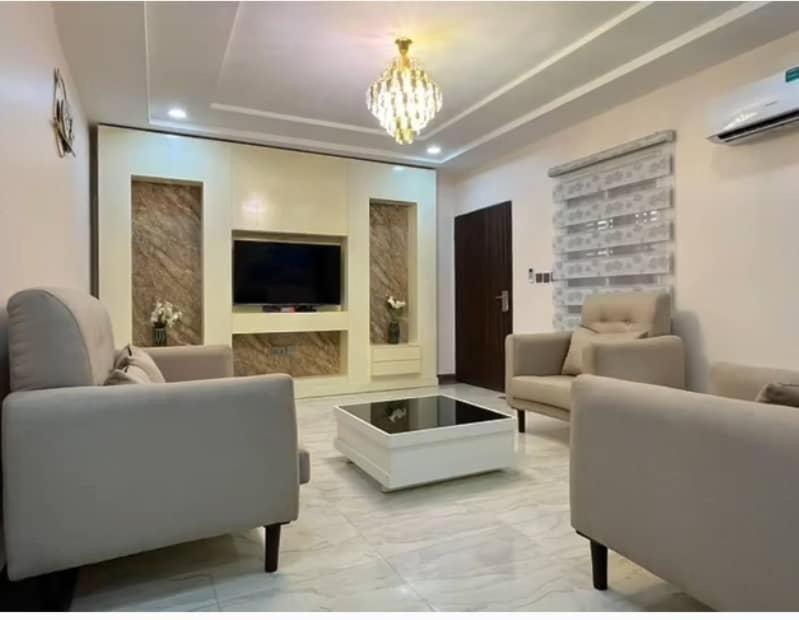 GerkiAsher’s Villa的客厅配有两张沙发和一台电视机