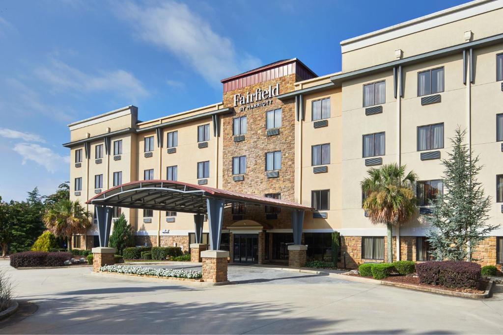 盖恩斯维尔Fairfield Inn & Suites by Marriott Gainesville的酒店前方的 ⁇ 染