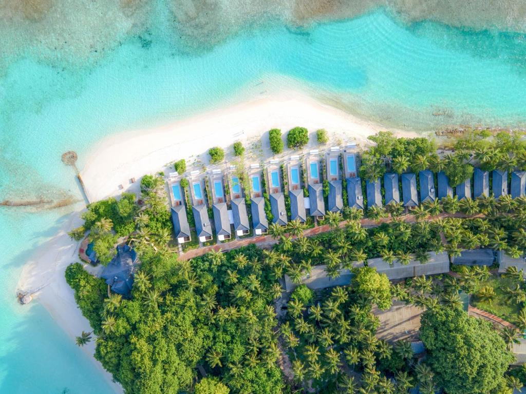 芭环礁Royal Island Resort at Baa Atoll Biosphere Reserve的海滩上的度假村的空中景观