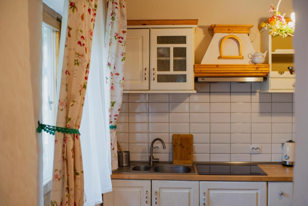 BerteaLa sat的厨房配有白色橱柜和水槽