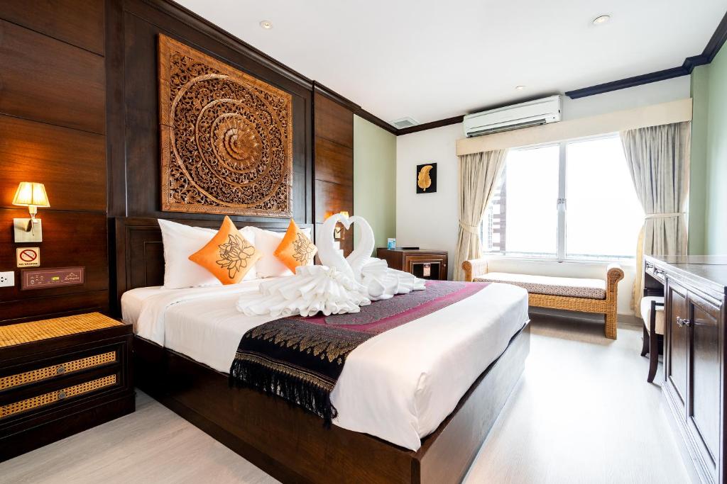曼谷素坤逸班18号酒店的一间卧室,卧室内配有一张大床