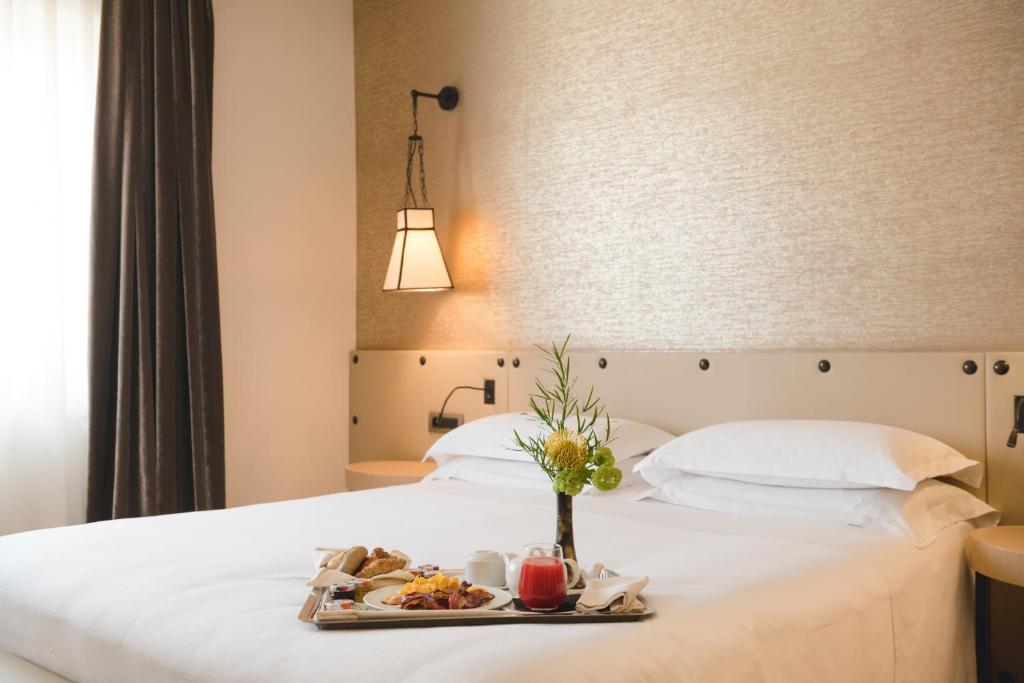 罗马星际都市酒店的一间酒店客房,床上放着一盘食物