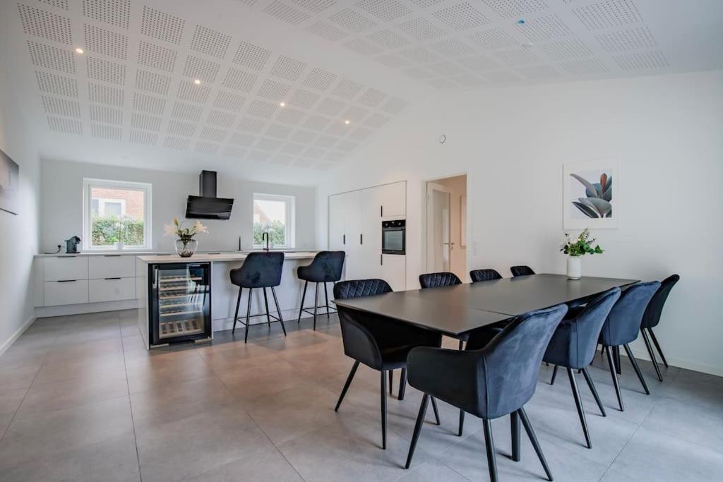 哥本哈根Spacious family house的厨房以及带桌椅的用餐室。