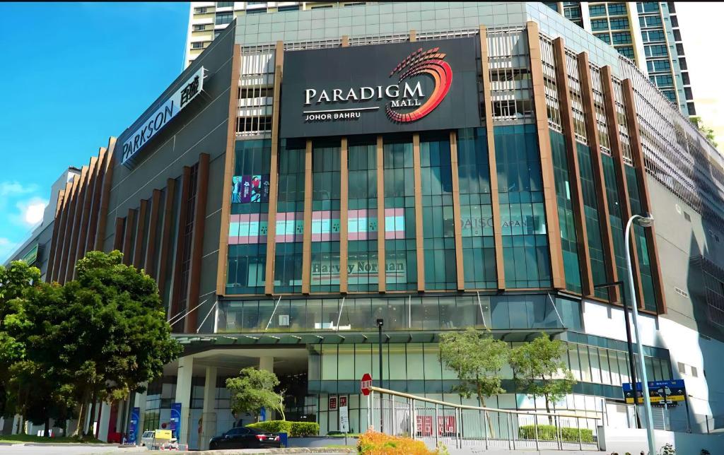 新山Paradigm Mall The Platino JB mins to Legoland Johor Bahru High Floor City View的一座大建筑,上面有平底座