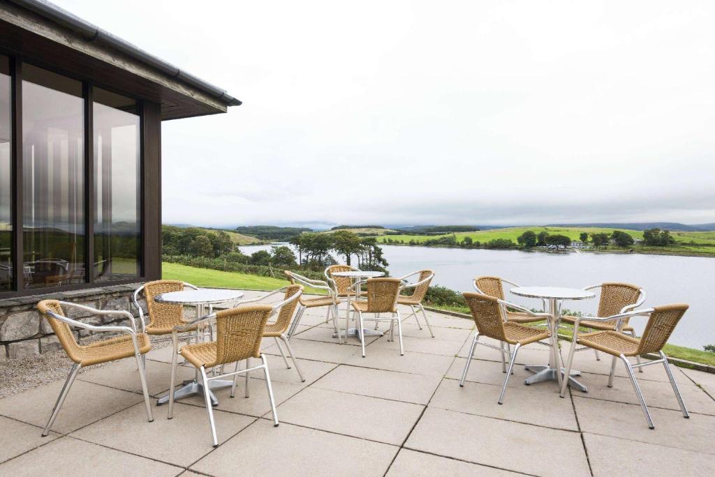 肯德尔戴斯肯达尔酒店 - 肯灵顿湖的湖畔带桌椅的天井