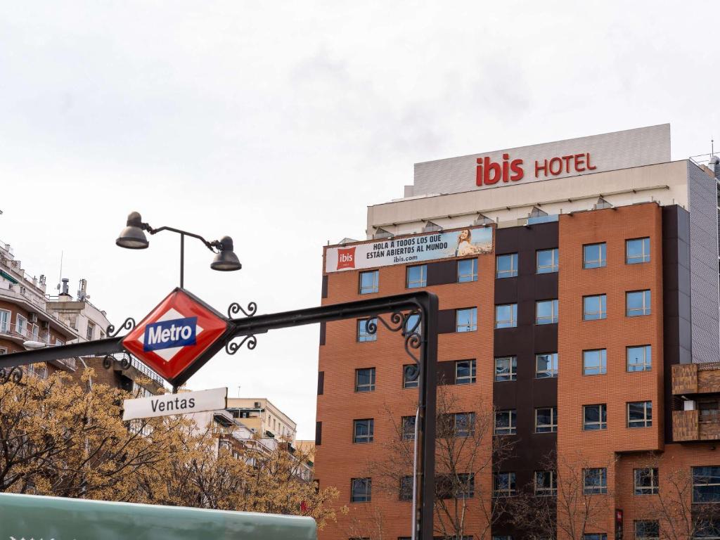 马德里马德里拉斯本塔斯宜必思酒店的建筑前的公共汽车酒店的标志