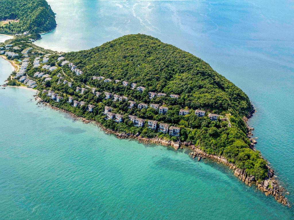富国Premier Village Phu Quoc Resort Managed by Accor的海洋上的岛屿,上面有房子