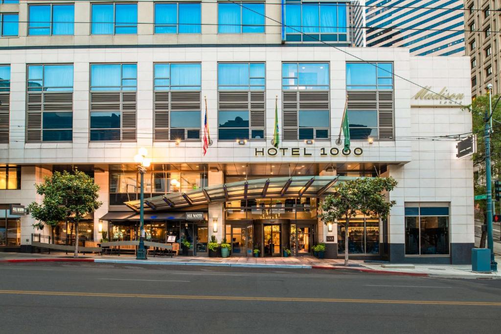 西雅图Hotel 1000, LXR Hotels & Resorts的街道拐角处的酒店大楼