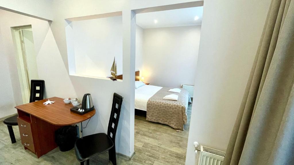 里加Riga Unimars Hotel的小房间设有一张床和一张桌子