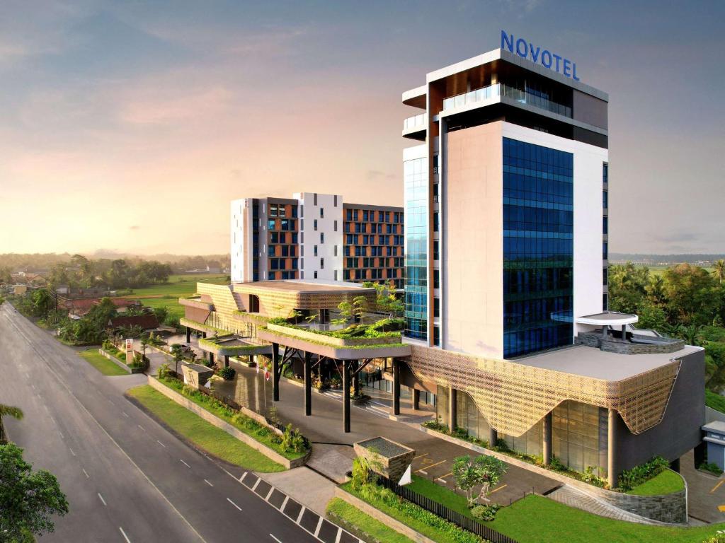 日惹Novotel Yogyakarta International Airport Kulon Progo的尼格里亚诺富特酒店 ⁇ 染