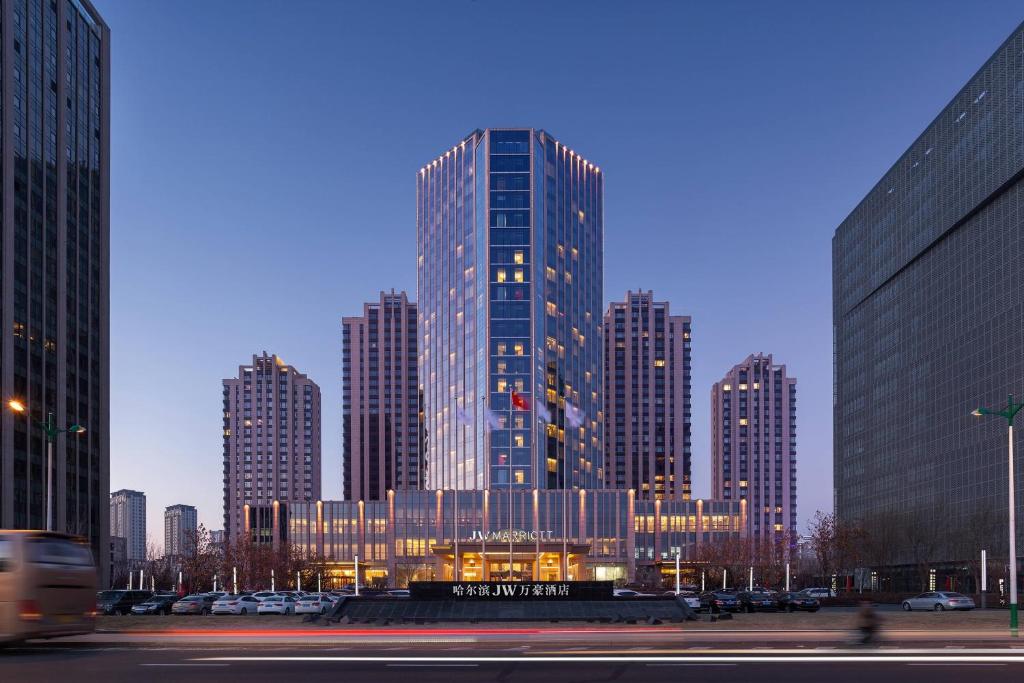 哈尔滨哈尔滨JW万豪酒店的城市天际线,夜晚有高耸的摩天大楼