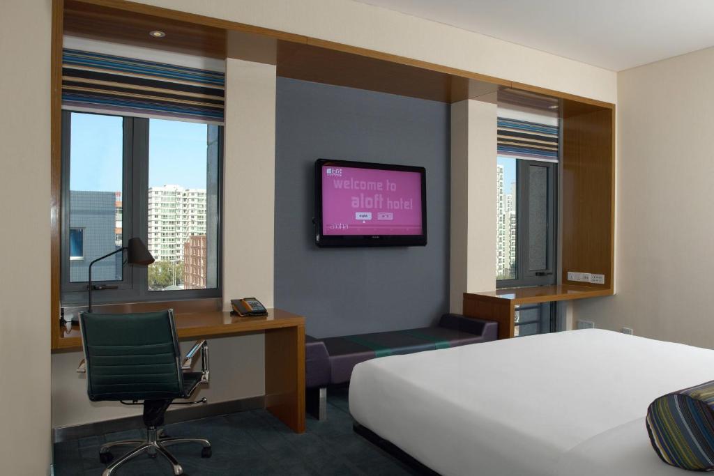 北京北京海淀雅乐轩酒店的酒店客房配有一张床、一张书桌和一台电视。