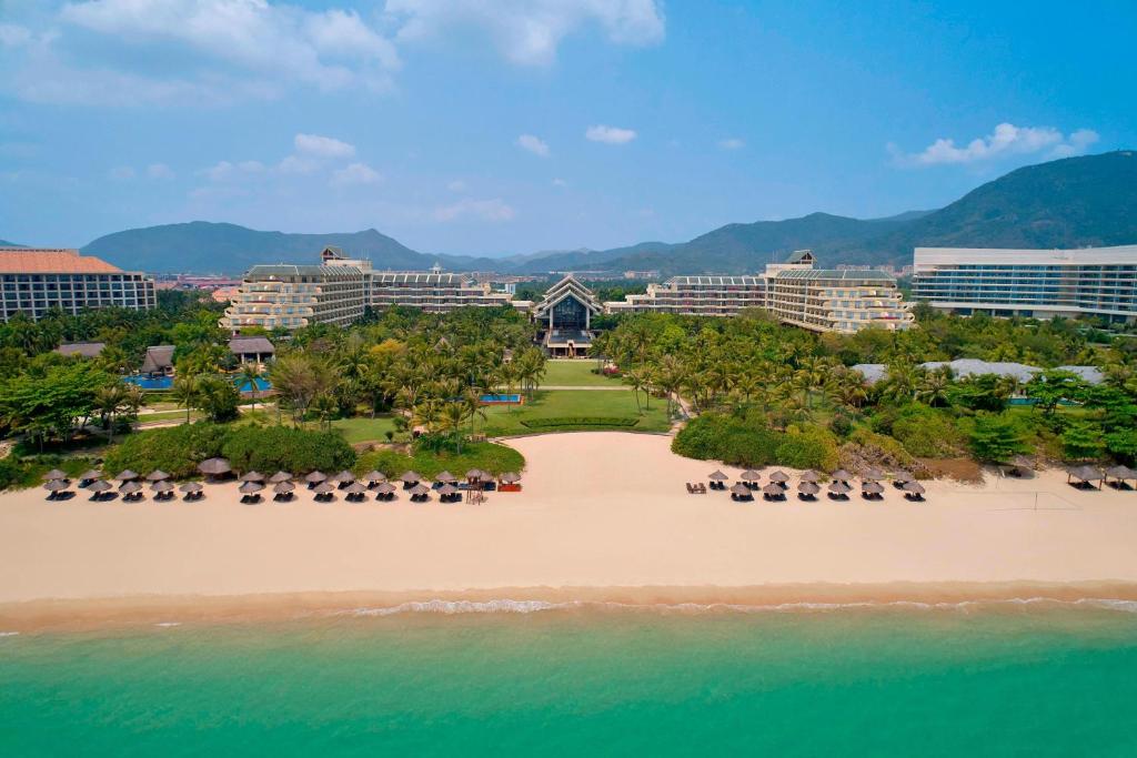 三亚三亚亚龙湾喜来登度假酒店(免税店9.5折和巴士+旅拍)的享有海滩空中美景。