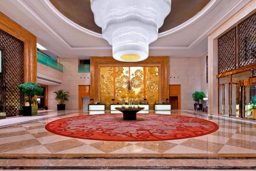 大庆大庆富力喜来登酒店的大堂设有大型红色地毯和大型天花板