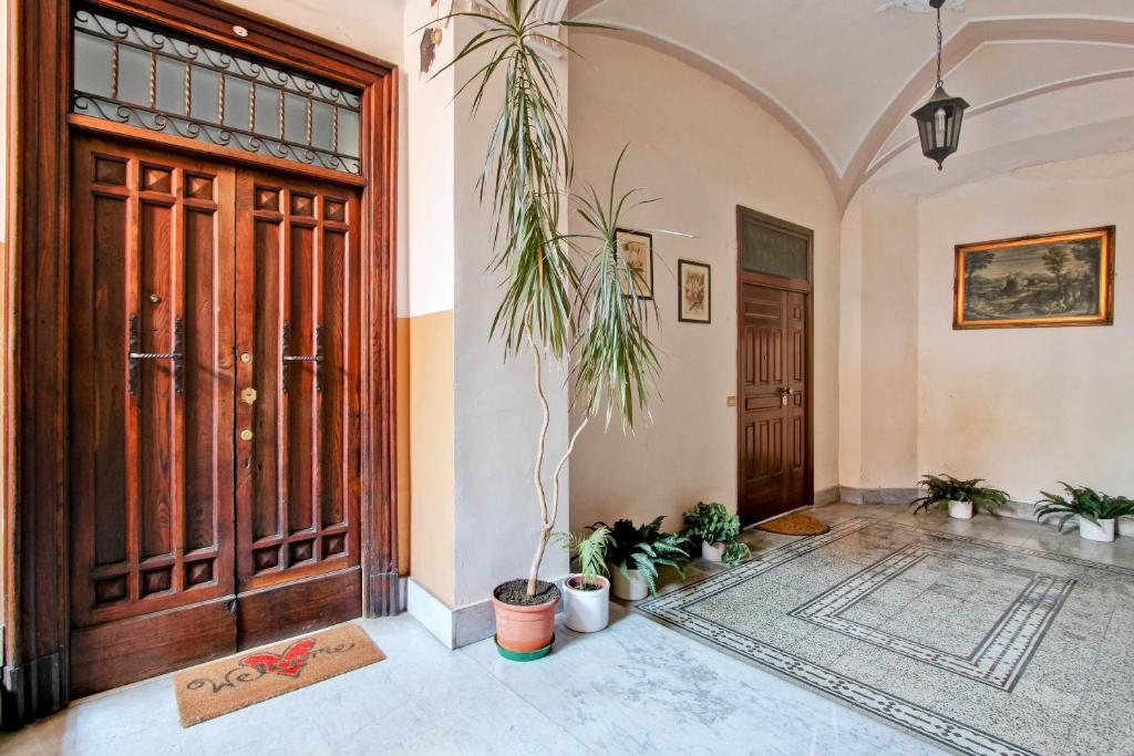 罗马Domvs Romae Apartment的门廊,门前有植物