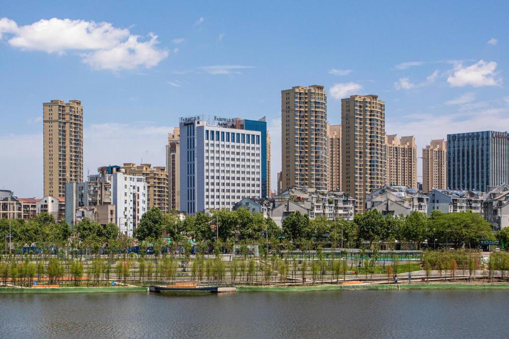 荆州荆州万枫酒店­­的城市天际线,高楼高楼,水体高
