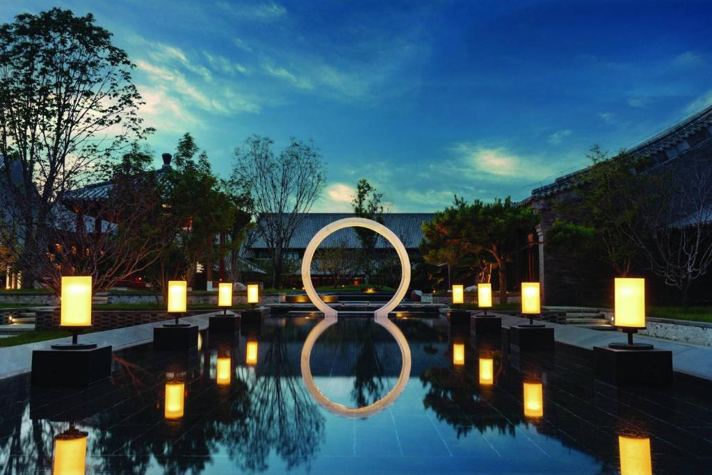 曲阜曲阜鲁能JW万豪酒店的水中一个有蜡烛的池子和圆圈