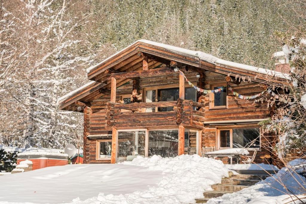 冬天的Spectacular Chalet with 5 ensuite bedrooms and sauna