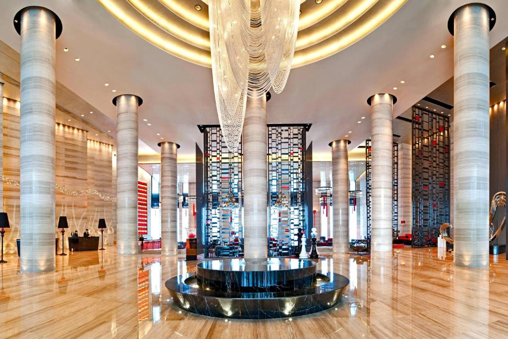 重庆重庆富力艾美酒店的大楼内带大吊灯的大型大堂
