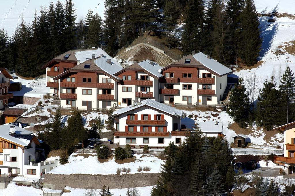 圣克里斯蒂娜Apartments Boè的雪覆盖的山上的一组建筑
