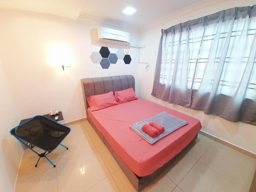 芙蓉Lot 90 Seremban Town Homestay的一间设有红色床和窗户的小卧室