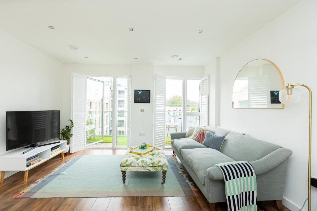 伦敦Stunning 1BR Flat in Hackney, 2 min London Fields的带沙发和电视的客厅