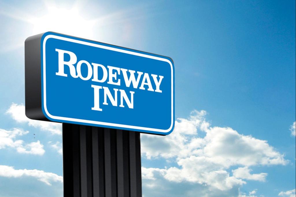 圣安东尼奥Rodeway Inn San Antonio Downtown的 ⁇ 上蓝色道路限制标志