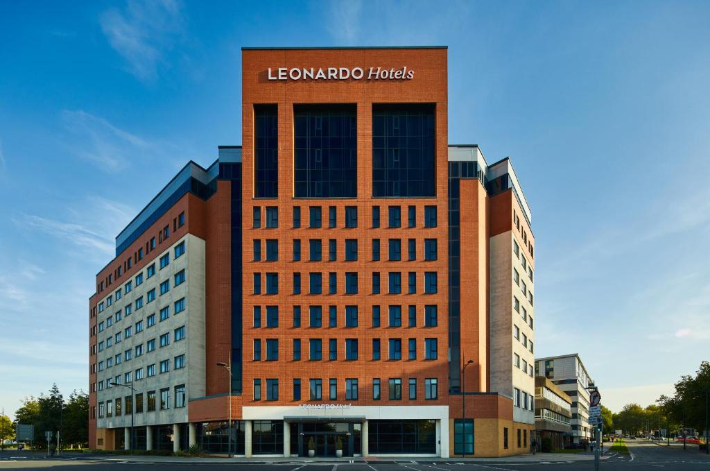 史云顿Leonardo Hotel Swindon的上面有标志的建筑