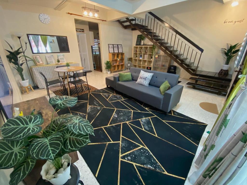 万挠Tulip Hijau Bukit Beruntung的客厅配有沙发和桌子