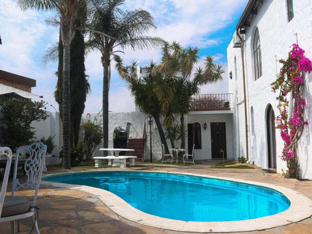 温特和克卡萨布兰卡精品酒店的棕榈树屋前的游泳池