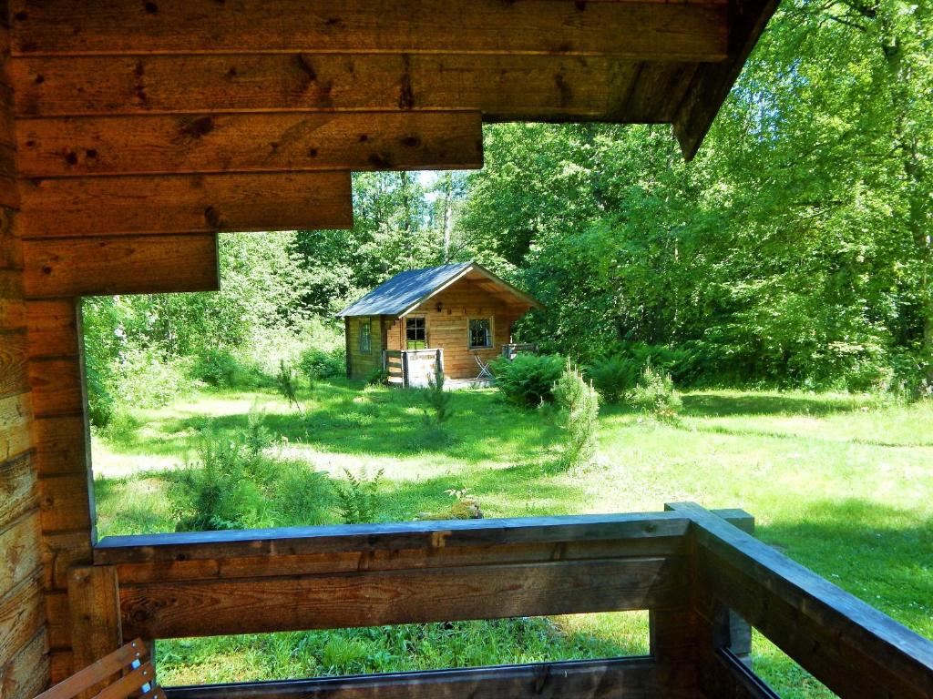 撒加迪Haaviku Nature Lodge的从木屋门廊上可欣赏到小屋的景色