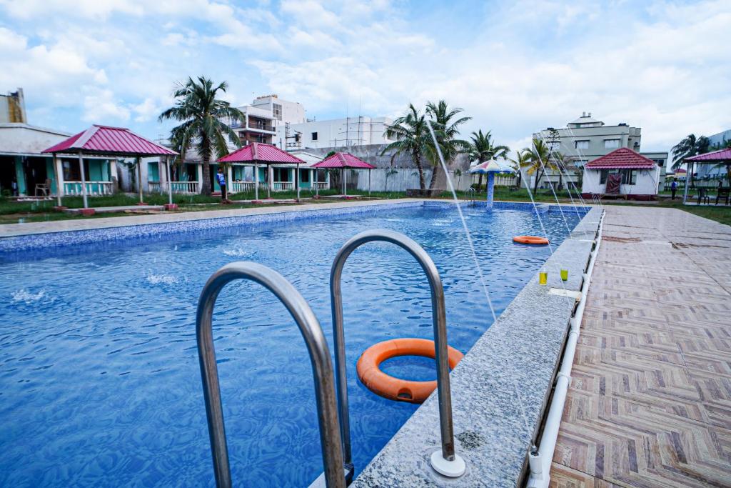曼达莫尼Silver Sand Eco Resort的水中有一个橙色管的游泳池