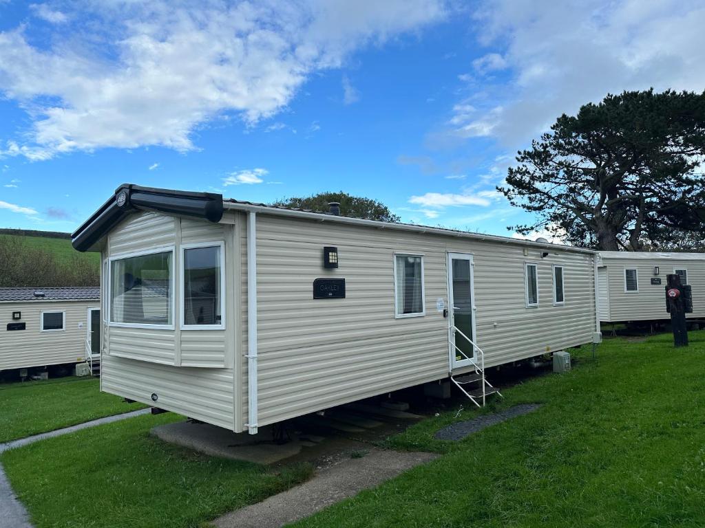 纽基Newquay Bay Porth Caravan - 6 berth的停在院子中的白色移动房屋