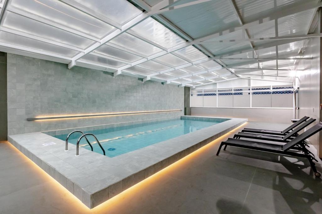 巴拉奈里奥-坎布里乌皮雷斯酒店的一个带游泳池的房间中的一个大型游泳池