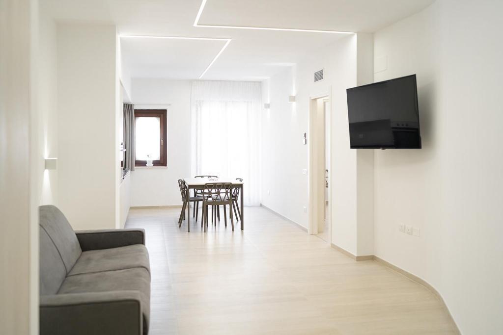 泰尔莫利Appartamento comfort-relax的客厅配有沙发和桌子