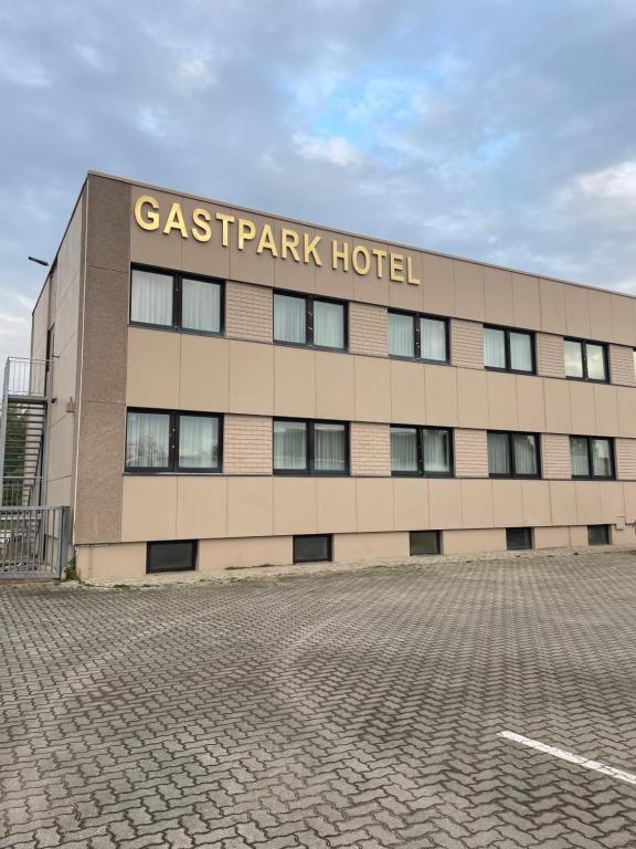 曼兴Gastpark Hotel的建筑的侧面有标志