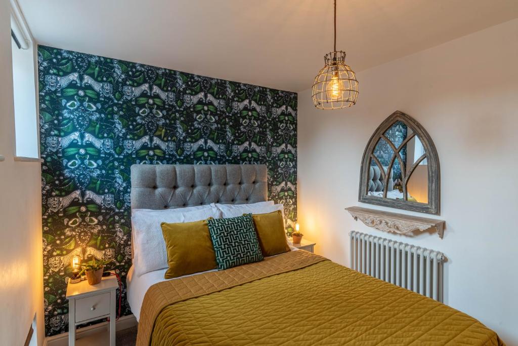 切斯特Luxury Chapel Apartment within City Walls的一间卧室配有一张带绿毯的床