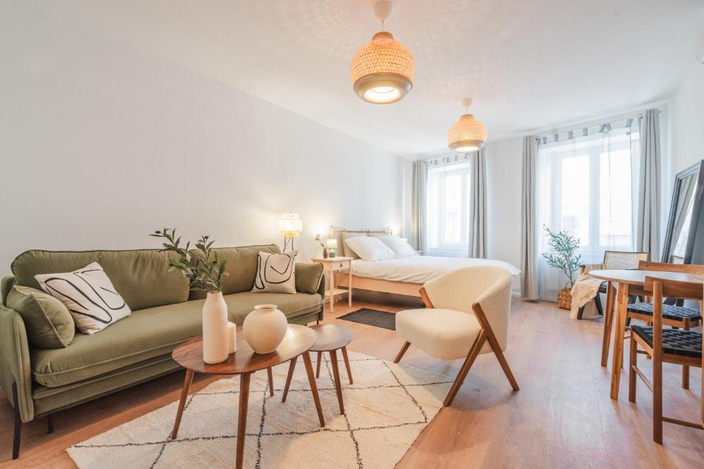 萨格勒布Apartment OLIVIA的客厅配有沙发和桌子