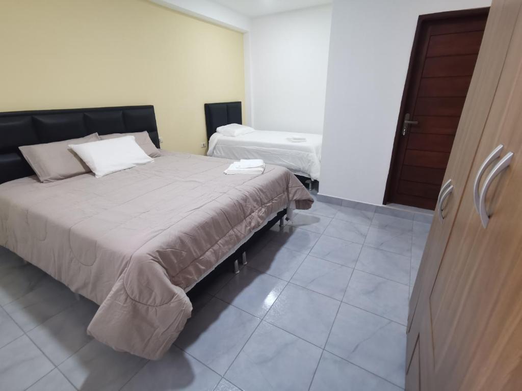 塔里哈El Depa de Saulo的一间卧室设有一张大床和一扇门