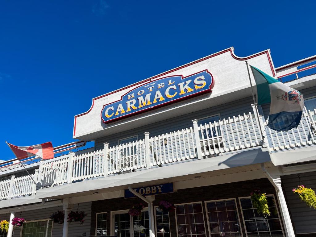 Carmacks卡马克斯酒店的带有读Campanacs的标志的建筑