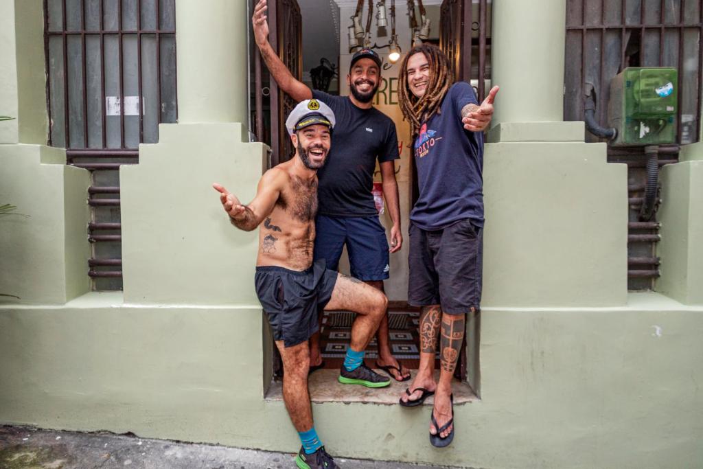 里约热内卢书籍旅馆的站在建筑物外的三人