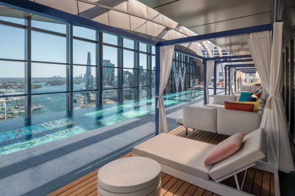 悉尼W Sydney的客房设有游泳池和阳台。