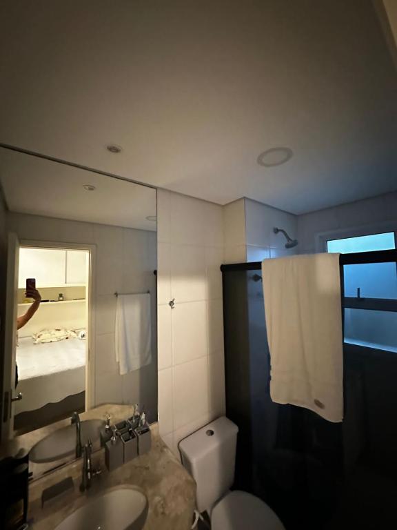 蒙加瓜Apartamento Mongaguá的一间带水槽、卫生间和镜子的浴室