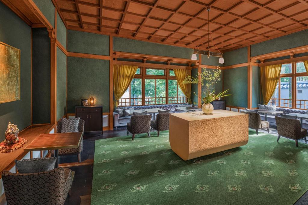 奈良Shisui, a Luxury Collection Hotel, Nara的客房设有桌椅和窗户。