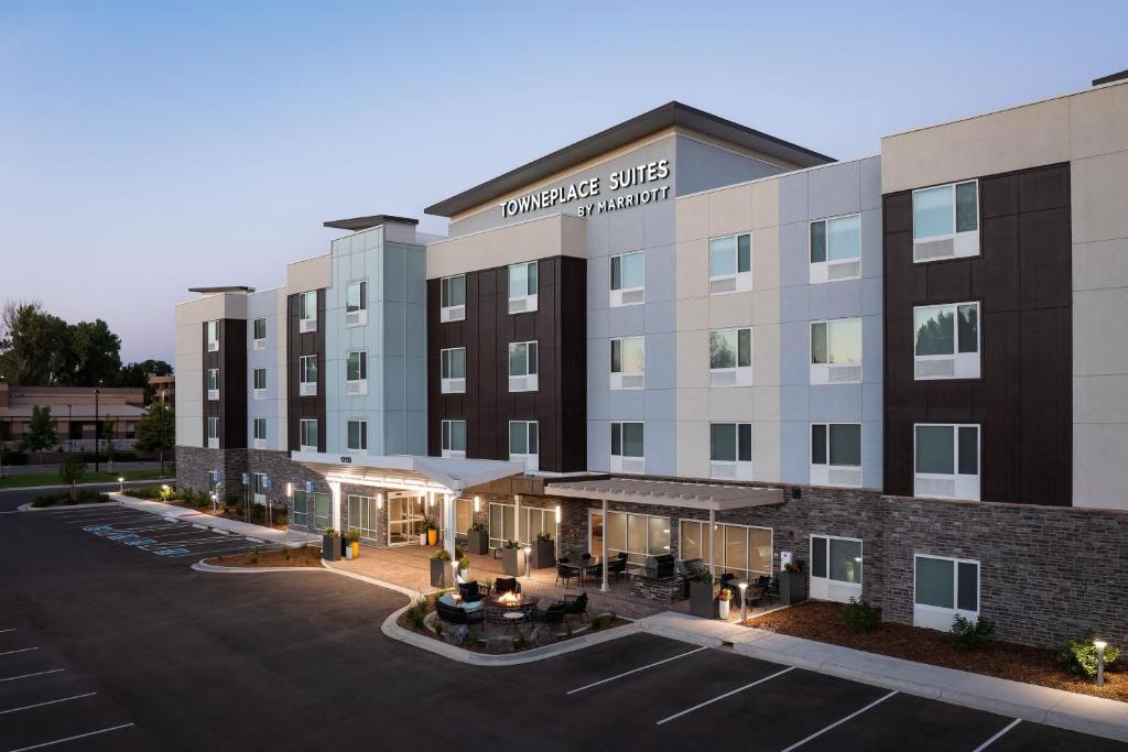 桑顿TownePlace Suites by Marriott Denver North Thornton的进入酒店入口的图片