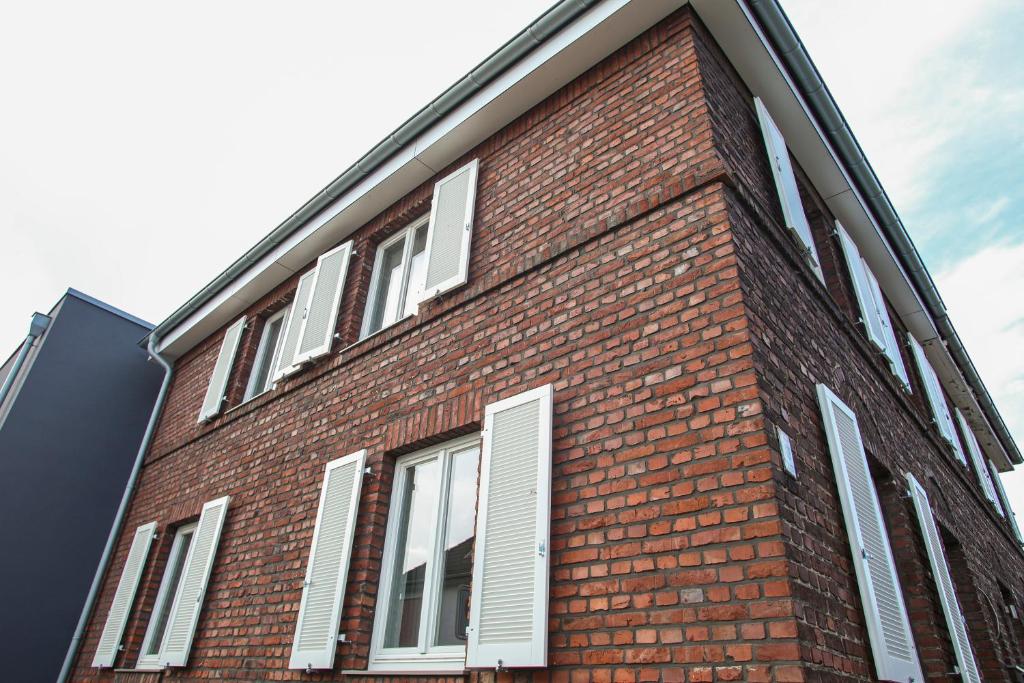 梅尔布施Green46的一座红砖建筑,上面有白色百叶窗